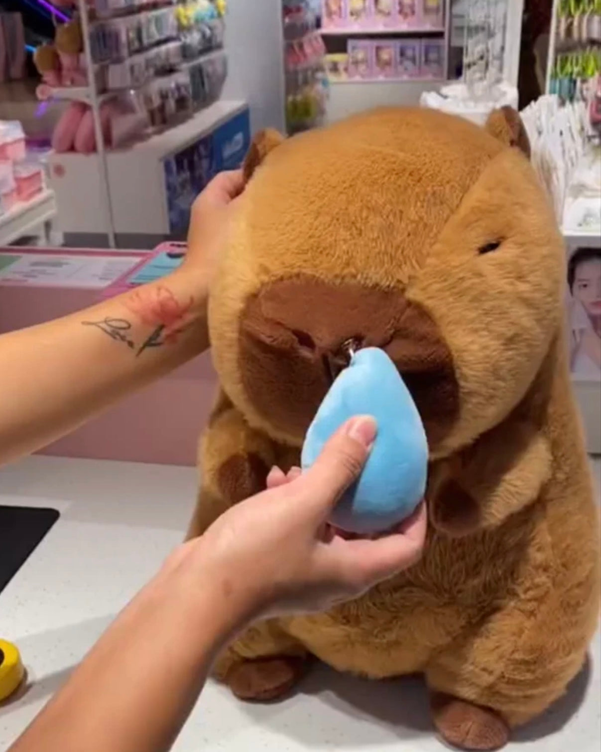 Capybara has a runny nose 🦦🤧