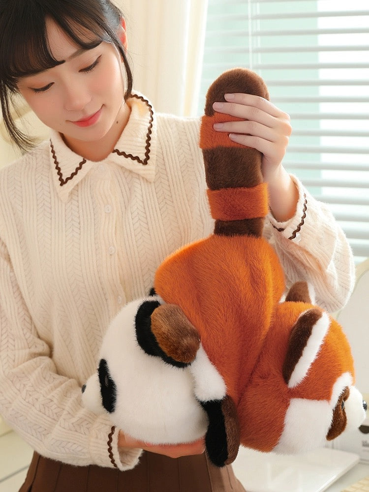 The panda doll turns into a red panda.🐼❤️