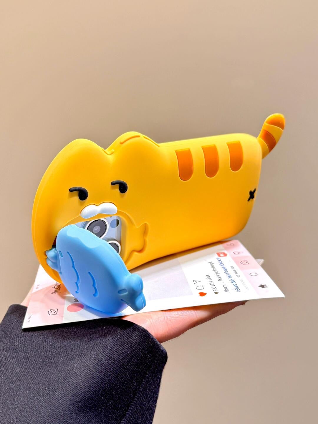 Chonky Cat & Fish Hug iPhine Case